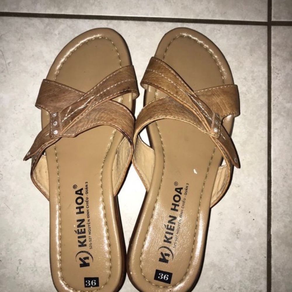 Authentic Kien Hoa shoes or “Giày kien Hoa”